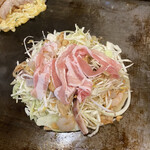 Okonomiyaki Teppanyaki Tokugawa - 粉敷いて野菜とニクどん！