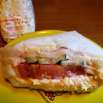 サンドイッチ専門店 ポポー - 奥はカニサラダ