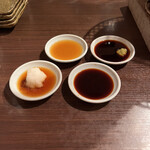 炭火焼肉ホルモン うらら - 左上から時計回りで、塩ごま油・生姜醬油・ニンニク醬油・おろしポン酢。ホルモン系とおろしポン酢が合うんだなこれが！！