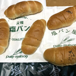 塩パン屋 パン・メゾン - 左側:塩パン　3個　　右側:焼き芋パン　2個
