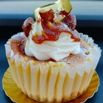 しょこら亭 - バスク風チーズケーキ( ＾ω＾ ) キャラメルソース、アーモンド、クリームと一緒に食べるとさらにうまー！です(/≧◇≦＼)