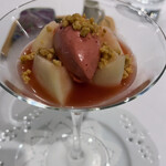 マスドラヴァンド - 桃のソースと桃 　フランボワーズ 　下には少しハーブの効いたパンナコッタ