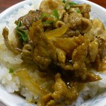 肉玉そば おとど食堂 - サービスライスに肉をのってけ