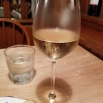 waintoonikuryouriresutoramminorikawa - 非常にキレのある、よく冷やされたワイン。夏のウェルカムドリンクには最適だ。