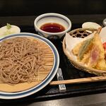 Wakka - 煎餅を食べながら目の前で揚げられる天ぷらを見てると注文した盛り蕎麦と天ぷらの出来上がりです。