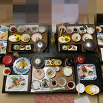 Satouya Ryokan - 少し展開した御膳。既に乗り切れません