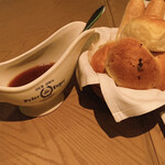 Peter Luger Steak House Tokyo - パンと自家製ソース