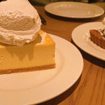Peter Luger Steak House Tokyo - チーズケーキ　生クリームあり