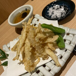 Wabaru Fuji - 白海老天ぷら。出汁と粗塩が添えられて