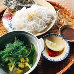 ハノイ名物チャーカー (米麺と食べる白身魚とディルのターメリック炒め) 