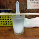 ラーメン二郎 - 氷入りのポッドのお水がいい