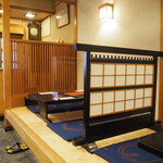 栄寿司 - 店内（小上がりのテーブル席）