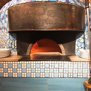 本場ナポリの老舗、アクント社の薪窯を使用