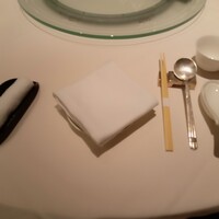 翠亨園 - カトラリーセッティング。二人なのに回転皿ついてた。
