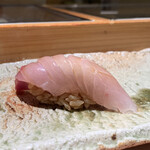 匠 進吾 - 多分初めての黒むつ。脂乗りが強すぎるイメージの魚ですが、サイズの妙。
      個体を選べば、こんなに甘み旨みの調和が素晴らしいそう♪