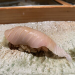 匠 進吾 - 鰆のイメージからは縁遠い季節の晩夏。これが、驚きの脂乗りと美味しさなんです！
      答志島の「トロさわら」というブランド魚なんだそう。
      「初めてかも」と感動していると、「昨年も食べてます」だって（笑）。