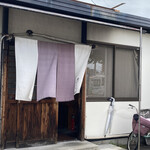 手打うどん 麦蔵 - 外観は小さなお店。