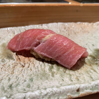 匠 進吾 - 塩釜のトロ。夏鮪の名残りの爽やかさと脂乗りのバランスが絶妙！