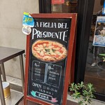 ラ フィーリア デル プレジデンテ - 外の看板