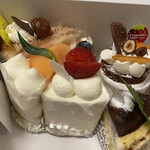 ケーキハウス フランセ ヤノ - モンブランショートクレープ仕立て(左1) ¥470-  桃のショート(左2)¥490-