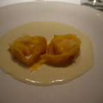 レストラン ラッセ - スペシャリテ　チーズのラヴィオリ　濃厚なクリームソースとパルミジャーノレッジャーノ