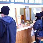 福田パン 長田町本店 - まるで購買部のような注文口