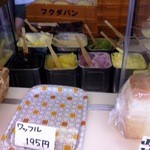 福田パン - 色鮮やかなクリームの数々