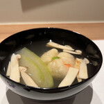 曙橋 かず - 店主おまかせコース７７００円。海老真薯の椀。お出汁は味付けも風味も淡いですが、松茸の香りが活きる仕上げです（╹◡╹）（╹◡╹）