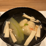 曙橋 かず - 店主おまかせコース７７００円。海老真薯の椀。こちらの真薯が大好きです（╹◡╹）（╹◡╹）。ふわふわの食感に素材の味が詰まっています