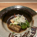 曙橋 かず - 店主おまかせコース７７００円。のど黒煮付け。のど黒自体も旨いですが、牛蒡と万願寺唐辛子も良い味です（╹◡╹）