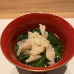 曙橋 かず - 店主おまかせコース７７００円。北寄貝とモロヘイヤの酢の物。酢加減が絶妙でした（╹◡╹）