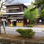 Dankazura Kosuzu - 『段葛 こ寿々』は、日本家屋の素敵な建物で、蕎麦屋の風格を醸し出しています。