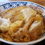 Inanoya - カツを広げて(寝かせて)煮込んでるので衣全体がビチャビチャ