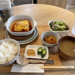 ワインビストロ 柴田屋酒店本店2F - 週替わり定食ランチ・トマトチーズハンバーグ 1000円(税込)