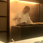 肉屋 田中 - ステーキを焼き上げる大将