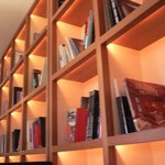 MOTHERS ORIENTAL - 店内奥の本棚