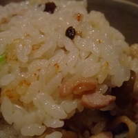 酒家 魚肉菜 虹晴れ - 釜めしのご飯、ツヤツヤで優しい味。