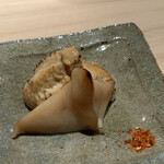 匠 進吾 - このミル腸、美味しすぎる！
      腸のコクのある旨み、貝自体のじんわりと染み出す美味しさが贅沢に！