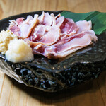 草津 極楽酒場 - 鹿児島産鶏刺し