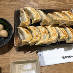 肉汁餃子のダンダダン - うずら食べかけ。餃子2枚