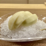 鎌倉 北じま - 白桃
      え〜と白桃は何処でしたかねσ^_^;
      聞いたような聞かなかったような！
      北嶋さんが皆様の前で包丁で丁寧に剥かれています。
      完熟ではなくしっかりめな固さ、ほのかな甘みと酸味があります。