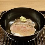 鎌倉 北じま - クロムツの漬け丼
      こらからが旬のクロムツの皮目を軽く燻した風味が良いです♪
      身に混在する脂がしっとりとしてとても美味しいです！
      クロムツの下にはアカモク、その粘り気がご飯にはぴったりです！