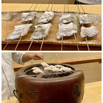 鎌倉 北じま - 相模湾 太刀魚
      鎌倉彫の大きな火鉢で北嶋さん自らが串に刺した太刀魚を焼かれた逸品。
      焼いている際の立ちのぼる煙から芳ばしく脂が焦げるそんな香りが店内に拡散します。