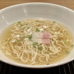 鎌倉 北じま - ミンク鯨のラーメン
      スープがいい味してますね〜！
      どんな風にこのスープを作られているのかを、聞いておけばと今更ながら(⌒-⌒; )
      縮れた麺がまた美味しい事！！