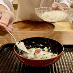 鎌倉 北じま - ナギナタコウジュと梅の冷たいお茶漬け
      仕上げに凍らせみぞれにした出汁を掛けて、はい召し上がれ！
      ナギナタコウジュ、漢字では薙刀香需と書きます。
      9月頃から見られる山野草、シソ科の強い香りが特徴的です！