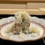 鎌倉 北じま - 赤蒟蒻 いぶりがっこ 蓮根 モロヘイヤ 和え物
      かけてあるのは新栗を削ったもの、秋めいて来ましたね！
      滋賀県近江八幡名物の赤蒟蒻を使った白和え、食材の食感を楽しみながら味の重なりが口直しとして秀逸♪