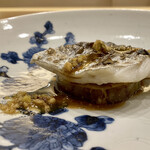 鎌倉 北じま - 相模湾 太刀魚
      身のふっくらさは水分が多い太刀魚ならでは、その身の脂で薄い皮目が少し揚げたそんな感じがします。
      下には切られたイチジク、太刀魚にイチジクを合わせるのが面白味があります！