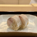 鎌倉 北じま - 鯵棒寿司
      炭火で焼かれた鯵の脂が芳ばしく香り良く、酢飯の加減も鯵にしっくりくる塩梅。
      美味しいです♪