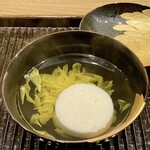 鎌倉 北じま - 魚の真薯に菊花
      重陽の節句に因み、盃に菊の花を浮かべて月を模した真薯のお椀です。
      一番出汁がスッキリとした味わいです。
      黄色い菊の花が彩り良く秋らしい演出、そこに満月を模した真薯がまた良い景色。