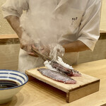 鎌倉 北じま - 鯵棒寿司
      炭火で鯵の皮目を芳ばしく火入れしています。